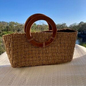 vintage GSL straw woven handbag. 
It features a woven straw body